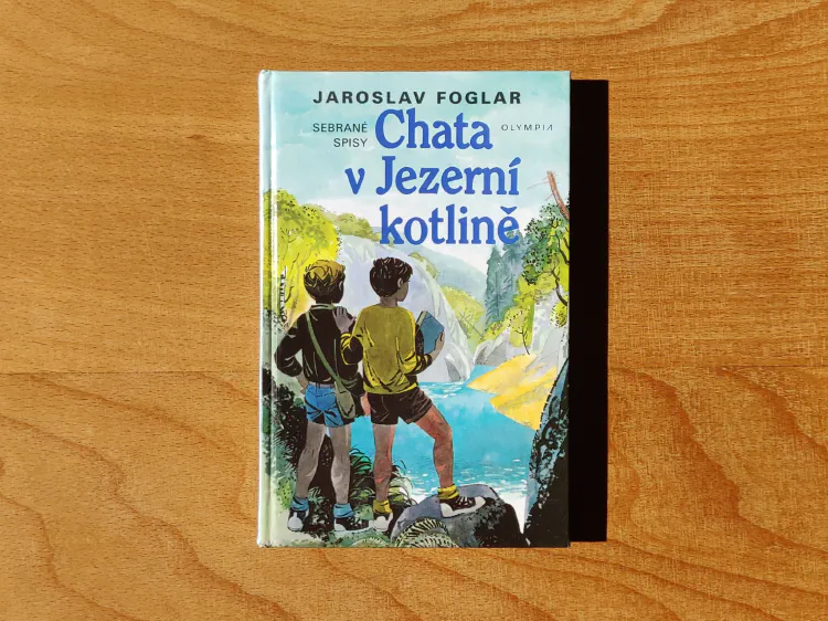 Chata v jezerní kotlině