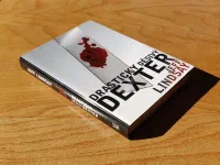 Drasticky děsivý Dexter - Image 1
